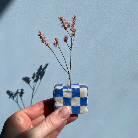 blue checkered dried flower holder