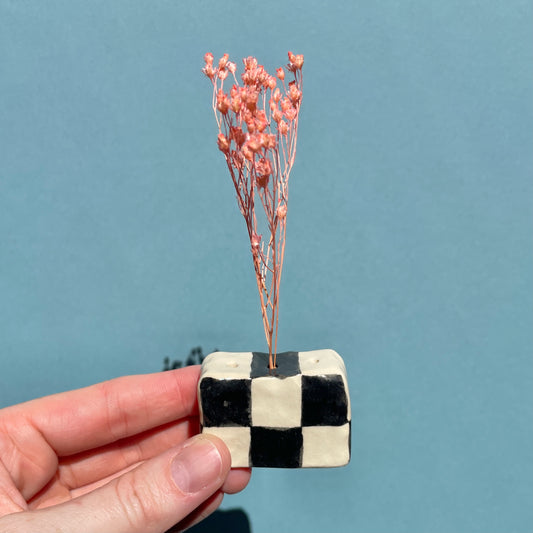 black checkered dried flower holder