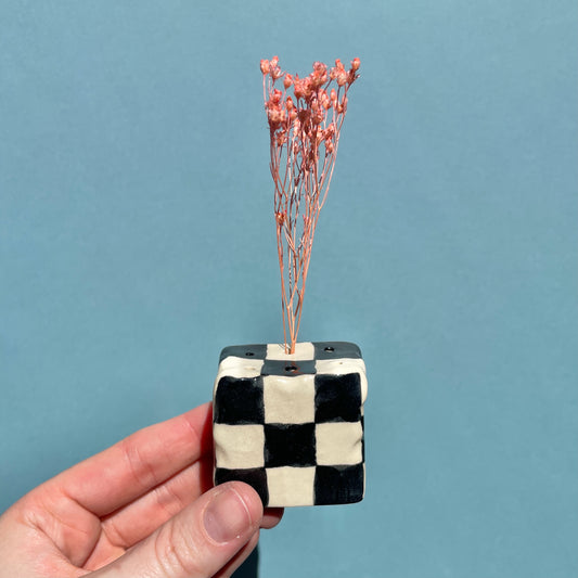black checkered dried flower holder