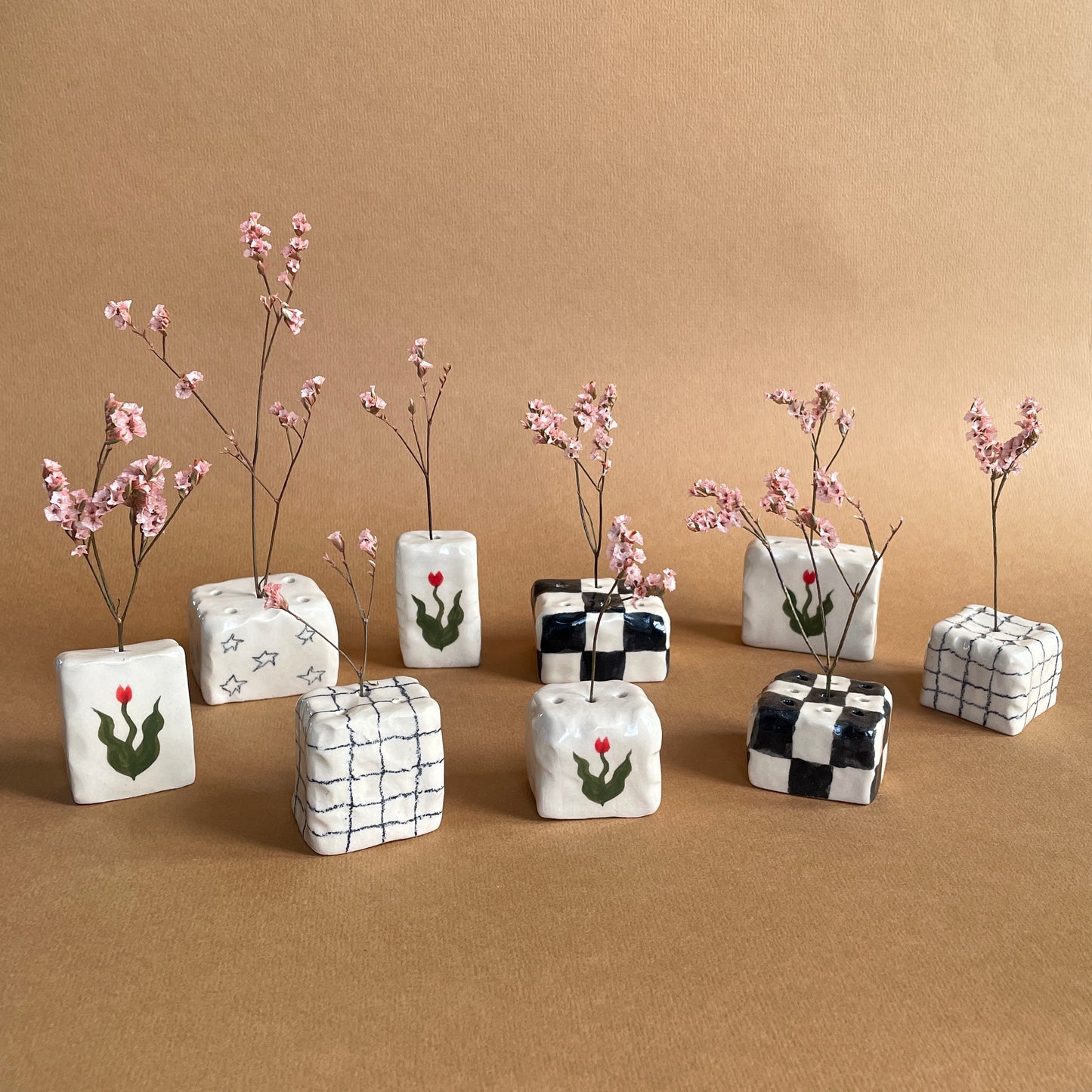 checkered dried flower holder