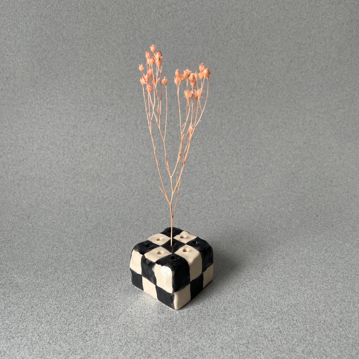 checkered dried flower holder