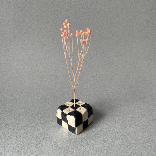checkered dried flower holder
