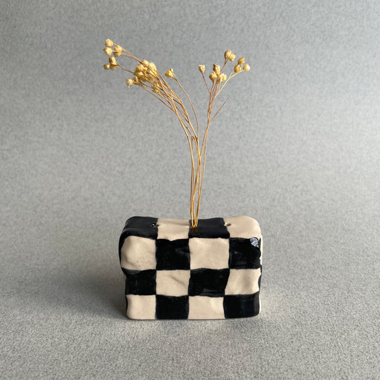 checkered dried flower holder